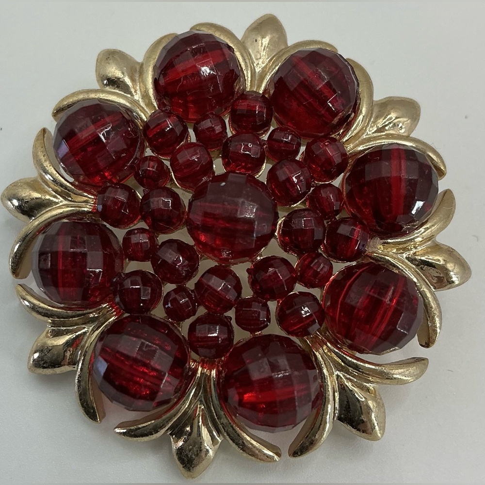 GOLD TONE RED FACETED FLORAL DESIGN BEAD BROOCH